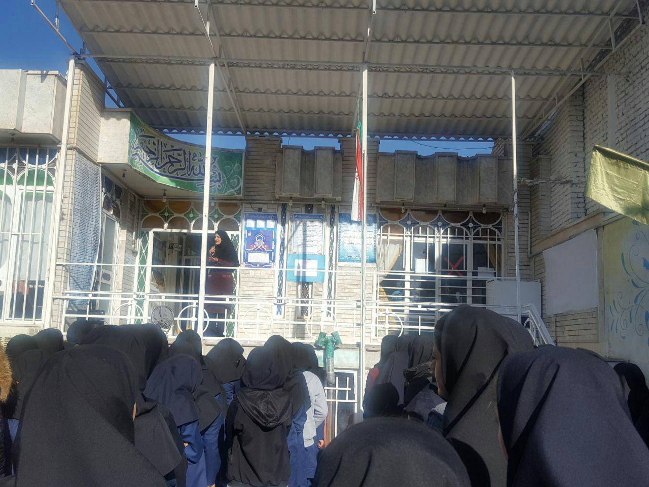 توجیه دانش آموزان در برنامه صبحگاهی-دبیرستان دخترانه امام حسین (علیه السلام)-دوره اول -تربت حیدریه