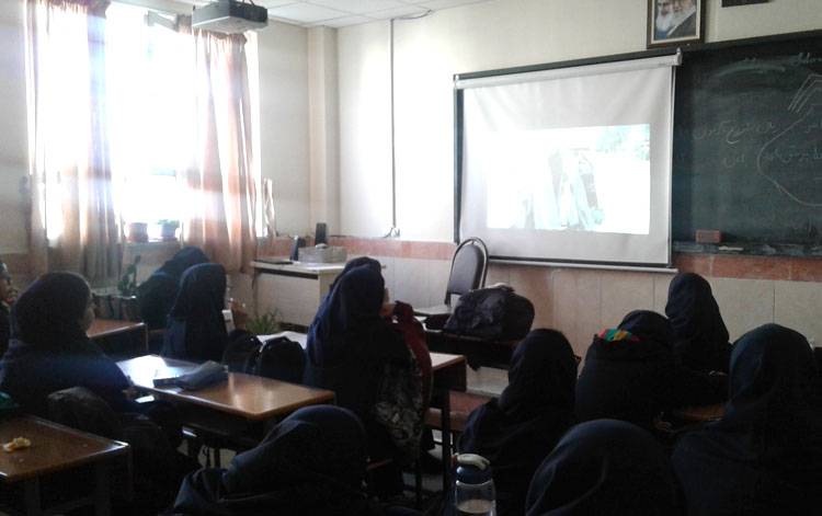 پخش فیلم ویلایی ها در کلاس پرورشی(دبیرستان دخترانه دوره دوم واحد یک )