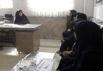 برگزاری چهارمین جلسه شورای دانش آموزی با محوریت یادواره یاران شیدایی- دبیرستان دخترانه امام حسین علیه السلام- دوره دوم کاشمر